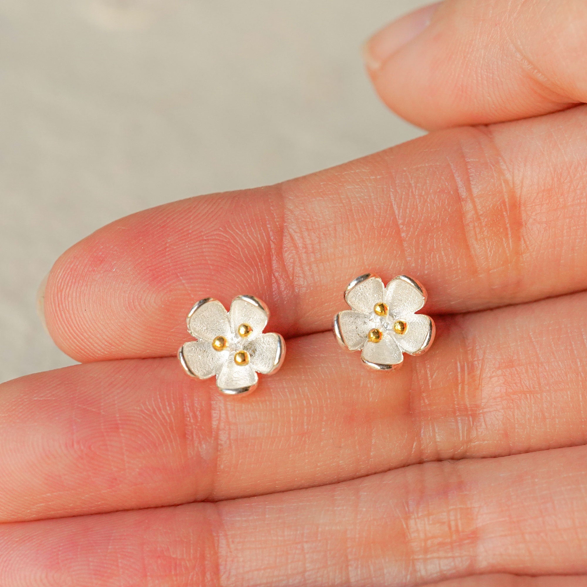 FLOWER STUD EARRINGS